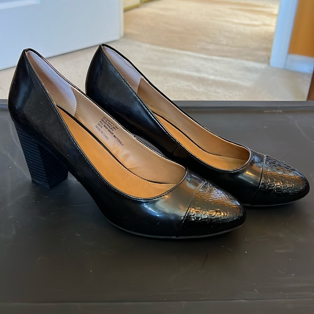 Size 9 Bass Pacey Heel, alligator style in front, patent shine look